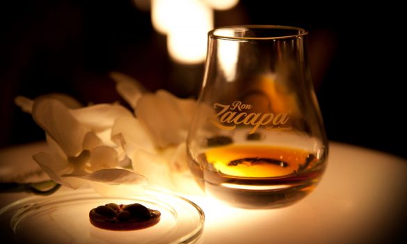 El broche de oro: ron Zacapa Centenario Nº 23 maridado con un petit four de Ramón Freixa