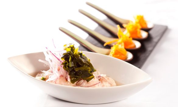 Ceviche de corvina con alga wakame