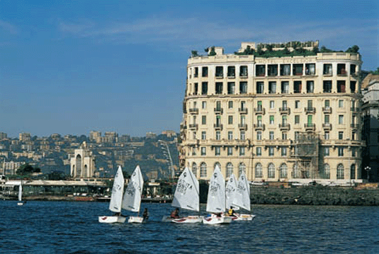 La espectacular fachada del hotel Excelsior, en Nápoles
