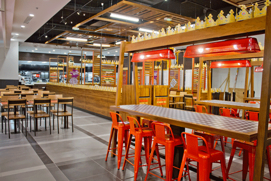 Mesas corridas, colores vibrantes, madera y un aire vintage en el nuevo restaurante Burger King de París