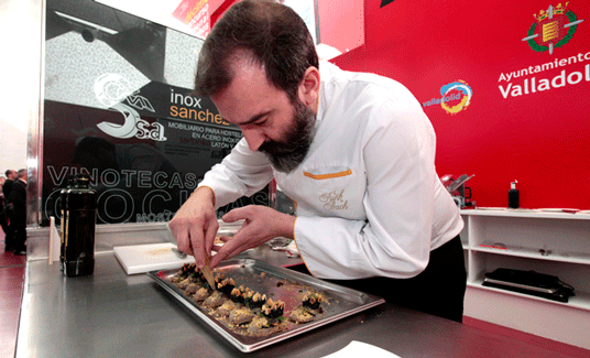 El cocinero vitoriano Iñaki Rodaballo, con su pincho ganador en la anterior edición del concurso: trampantojo de percebes y foie
