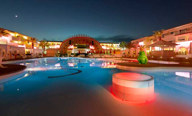 La piscina, iluminada, del Ushuaïa Ibiza Beach Hotel