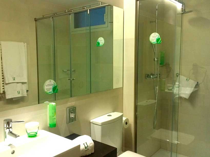 Uno de los baños del hotel Jardines de Uleta Suites, equipado con productos Ecolabel de ADA