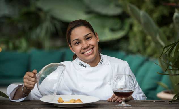 La chef María Marte, con el postre que ha elaborado para Zacapa