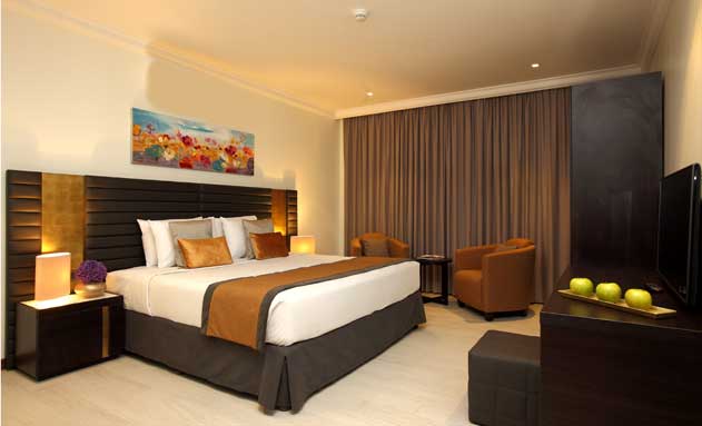 Una de las habitaciones del hotel Dana Beach Resort, con lencería de Resuinsa