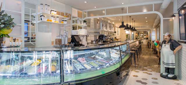 Profesionalhoreca, entrada a la heladería-cafetería Maximum, en Sabadell,
