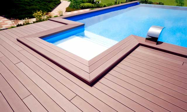 La tarima sintética Composite Deck en una piscina