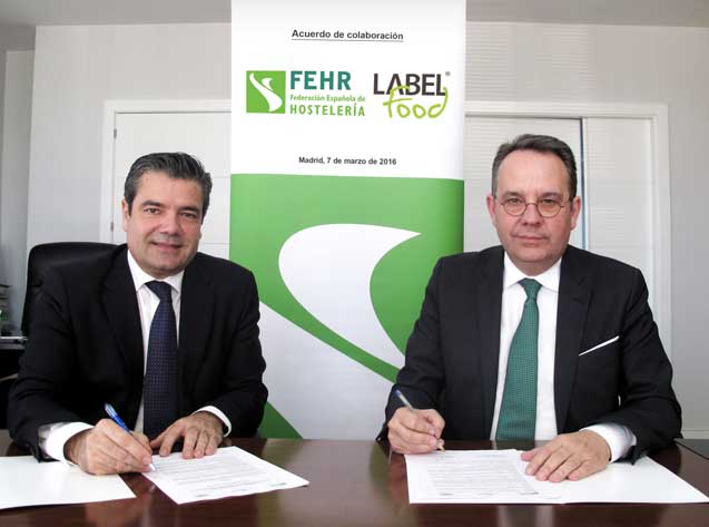 Emilio Gallego, secretario general de la Fehr, firmando el acuerdo de incorporación con Marcel Abarca, director general de Labelfood
