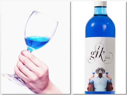 Copa y botella del vino azul Gïk