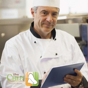 Chef utilizando la solución Disney Chefs de seguridad alimentaria 