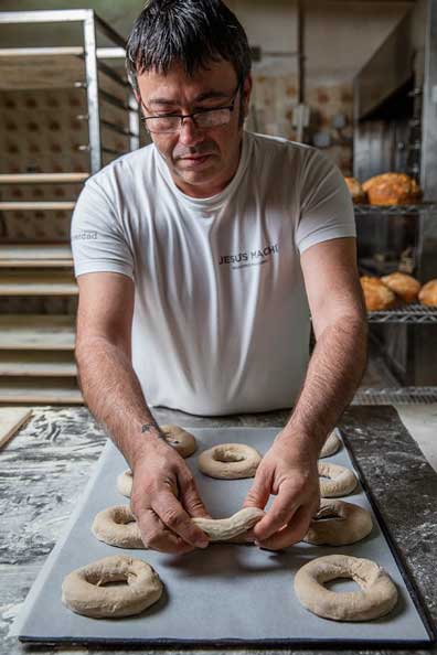 Jesús Machi elabora artesanalmente el pan de los bagels