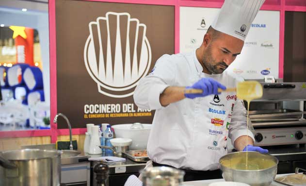 Raúl Resino, nuevo Cocinero del Año, en plena elaboración de su menú