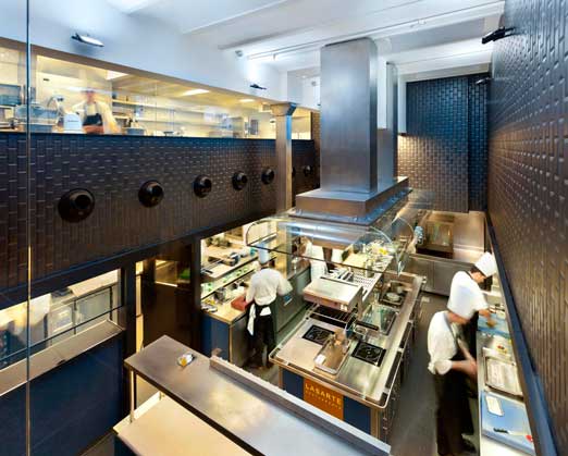 Vista "aérea" de la increíble cocina del restaurante Lasarte