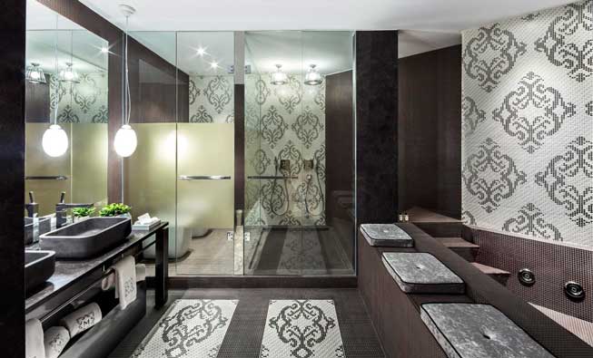  baño de la suite Enric Batlló, la joya del hotel Monument