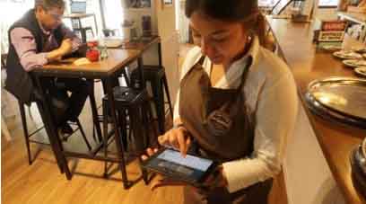 Empleada del restaurante con una tablet