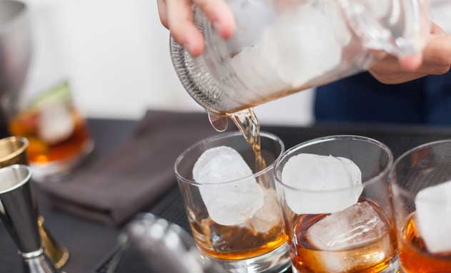 Cubitos de hielo en vasos de whisky