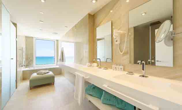 El amplio baño de la primera Suite Grohe Experience en Mallorca 