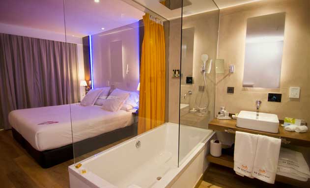 Habitación, con baño incorporado, del hotel MB boutique de Nerja. La moderna grifería es inteligente