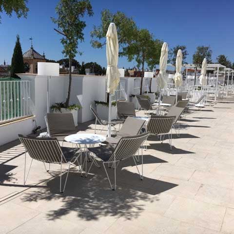 La zona lounge o de relax, con las sillas Mónaco y la mesa mini Capri en el centro