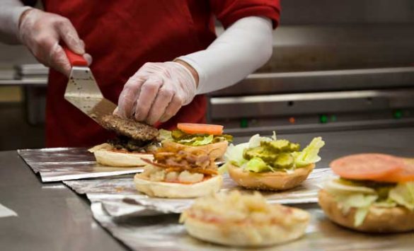 Realizando hamburguesas en Five Guys