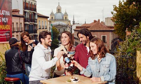 Grupo de amigos bebiendo cerveza en Madrid