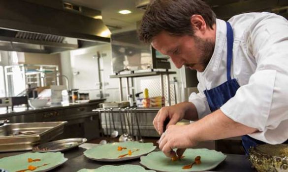 El chef Matteo Pierazzoli, de Casa Marcial, elaborando una de sus creaciones para la Copa Jerez