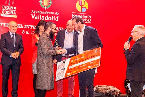 Alberto Montes, de Atrio, recibe su premio como campeón nacional de la tapa en el concurso de Valladolid