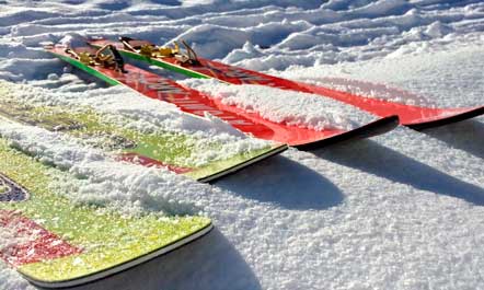 Tablas de snowboard en la nieve