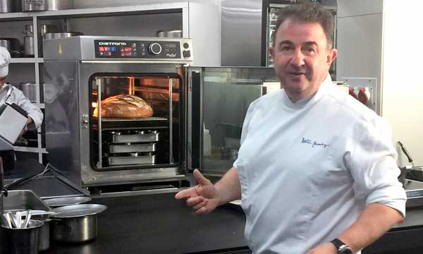 Martín Berasategui trabaja con el horno compacto MyChef en su restaurante de Lasarte