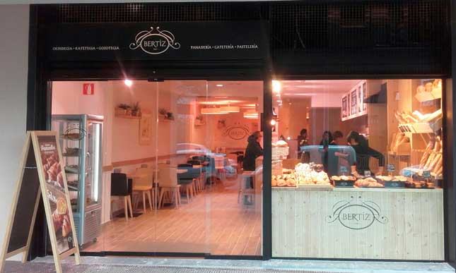 Fachada de la nueva cafetería-panadería Bertiz en Arrasate-Mondragón (Guipúzcoa)