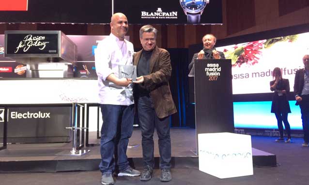 Santiago Alfonso, director de Comunicación y Marketing de Grupo Cosentino, entregó el premio de Cocinero del año en Europa a Ángel león