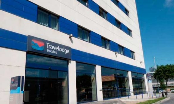 Fachada de hotel Travelodge Barcelona Fira