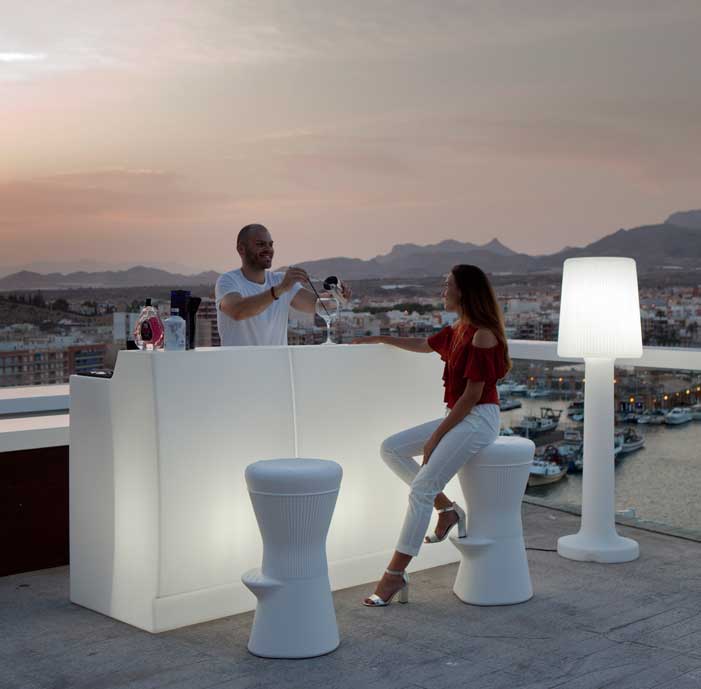 Lámpara y mueble con iluminación autónoma de Newgarden en una terraza