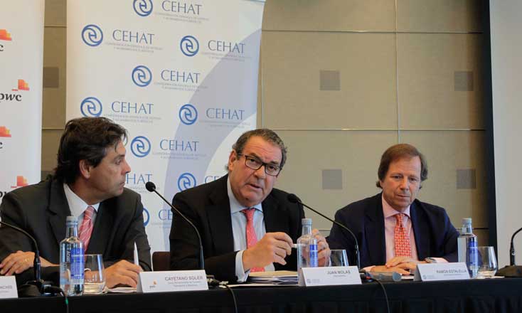 De izda. a dcha., Cayetano Soler (PwC), Juan Molas (presidente Cehat) y Ramón Estalella (secretario general Cehat)
