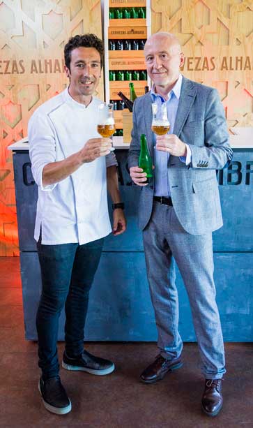 El chef Eneko Atxa junto al experto cervecero de Alhambra, el sumiller Julio Cerezo