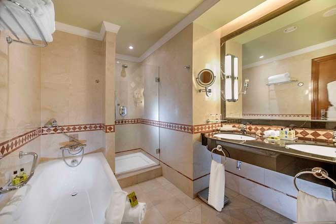 Baño de habitación del hotel Intercontinental Madrid