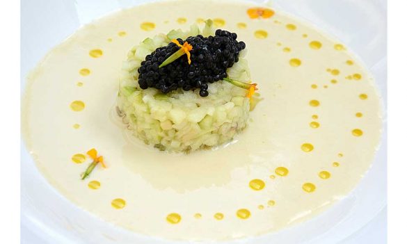 Ajoblanco, tartar de manzana y almendra