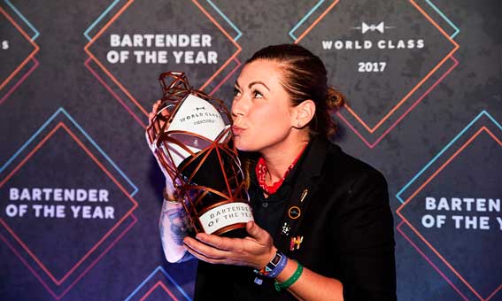 Kaitlyn Stewart besa el trofeo que la corona como mejor bartender del mundo