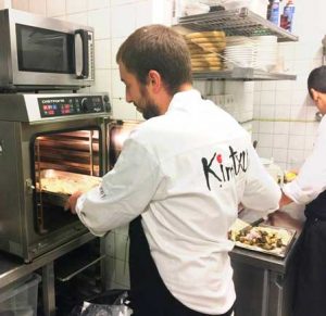 Iván Abril, con el horno Muchef en la cocina de Kimtxu (Bilbao)