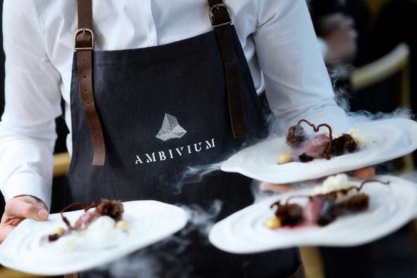 Camarero del restaurante Ambivium con delantal Qooqer