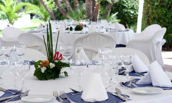 Mesa de banquetes del hotel Sidi, vestida con mantelerías de Vayoil Textil