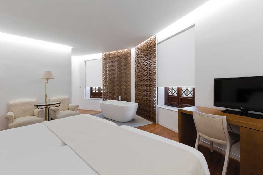 Suite de hotel Alhambra Palace con estores Saxun