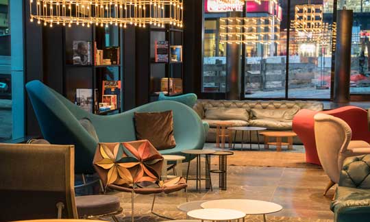El espectacular lounge del hotel, con colorista mobiliario de diseño italiano