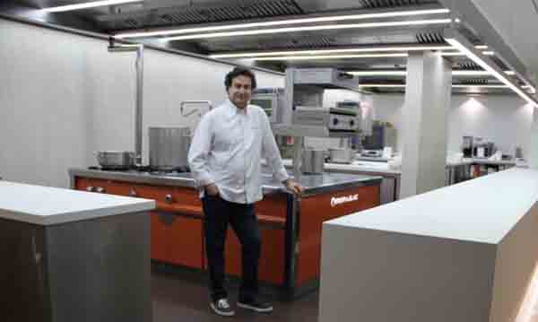 Pepe Rodríguez posa en su flamante y nueva cocina, obra de Repagas
