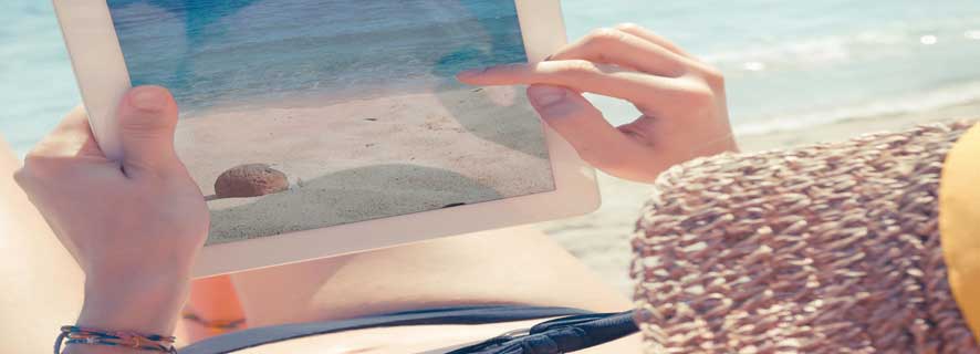 Usando una tablet en la playa