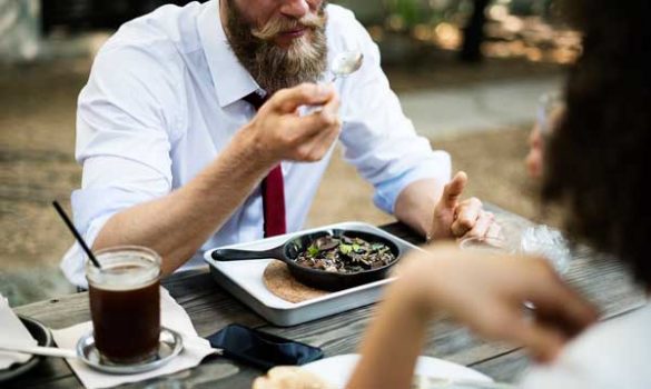 Empleados comiendo en un restaurante