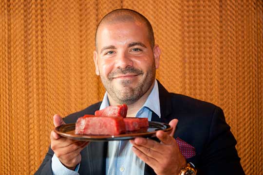 Josep Comas Arrom con un corte de atún rojo