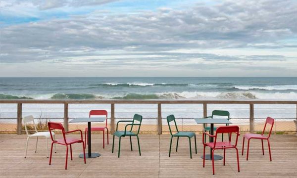 Rimini, de iSiMAR: sillas y mesas de líneas puras