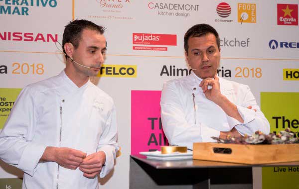 Los chefs Eduard Xatruch y Oriol Castro, del restaurante Disfrutar de Barcelona durante la presentación de las actividades gastronómicas de Alimentaria y Hostelco