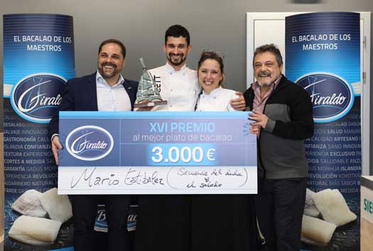 Mario Estibalez recibe el trofeo y el cheque le proclaman ganador del XVI Premio Giraldo al Mejor Plato de Bacalao